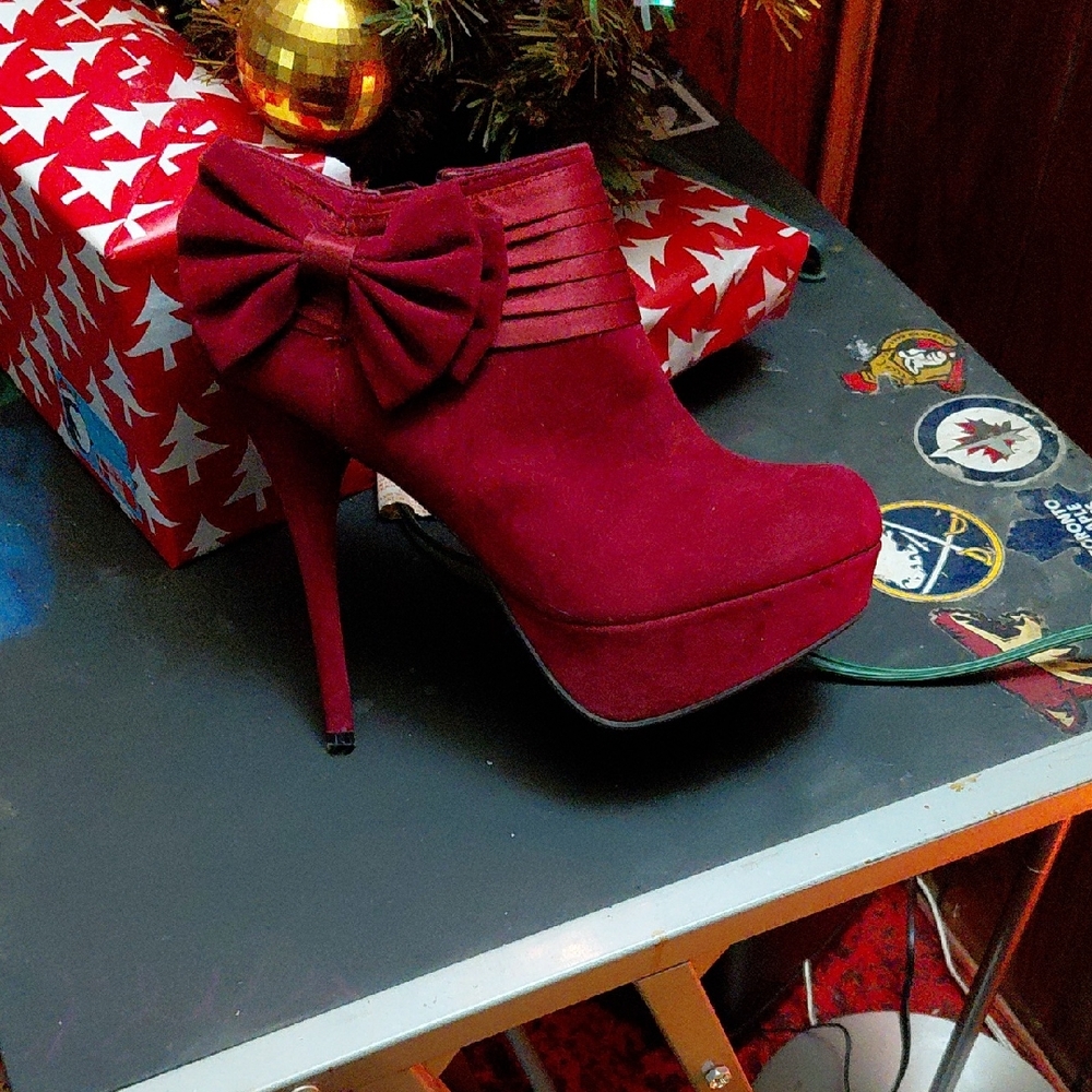BAMBOO Burgundy Heeled Ankle Boots with Bow, size 8.5